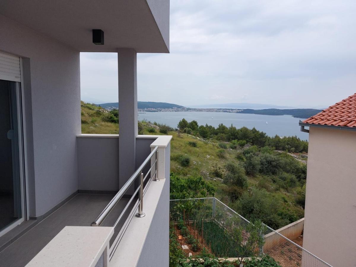 Apartments Vini Donji Seget Exterior foto